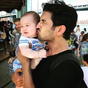 Sushant Singh Rajput Instagram - तेरी हर एक मासूम हँसी पे 
यूं ही मैं अक्सर जी लेता हूँ
खुद के लिए कुछ 
जो बचा रखी थी कभी
वो सारी दुआएँ देता हूँ । 
#selfmusing 💫❤️ 🖊 🔥
#OnthestreetsofNewYork