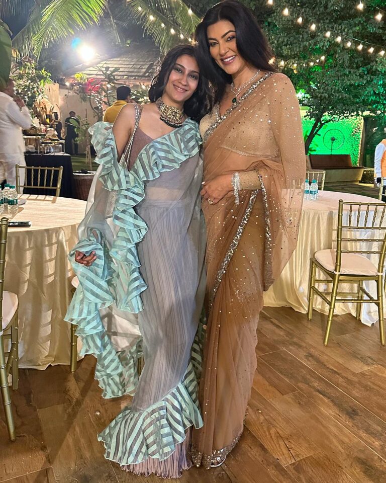 Sushmita Sen Instagram - A date with my beautiful daughter @reneesen47 😍😁💃🏻🎶 And I am styled by a dear friend @umabiju 😇 you rock!!!! Thank you @theshilpashetty @onlyrajkundra for always being such wonderful Hosts!! #cherishedmemories #diwaliparty #home #friends #family #duggadugga 🤗❤️💃🏻 I love you guys!!! #sharing #togetherness ❤️