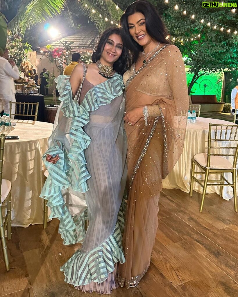 Sushmita Sen Instagram - A date with my beautiful daughter @reneesen47 😍😁💃🏻🎶 And I am styled by a dear friend @umabiju 😇 you rock!!!! Thank you @theshilpashetty @onlyrajkundra for always being such wonderful Hosts!! #cherishedmemories #diwaliparty #home #friends #family #duggadugga 🤗❤️💃🏻 I love you guys!!! #sharing #togetherness ❤️