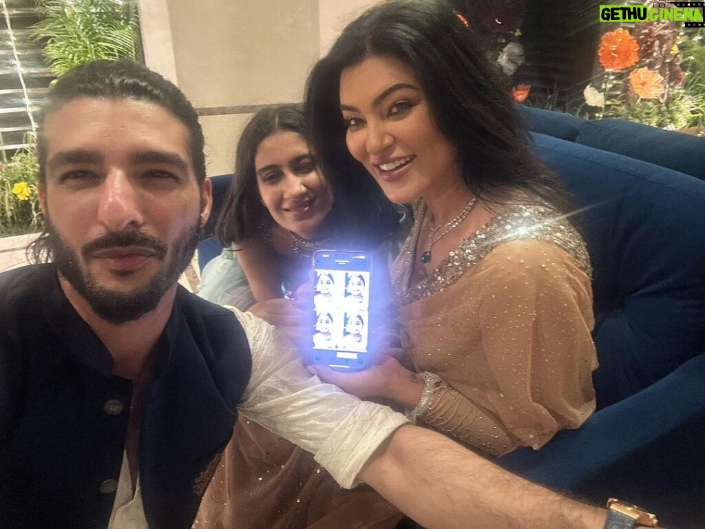 Sushmita Sen Instagram - Happy Diwali to you & all your loved ones!!!😀🤗❤️💃🏻🎶 Wishing you health, wealth, prosperity, happiness & love!!! Love you guys!!! #duggadugga 😇🥰 I missed you shona @_alisah_09 😍 you complete the picture!!!🤩💋 Warm, love & Regards, @_alisah_09 @reneesen47 @rohmanshawl & #yourstruly 😁🥳❤️💃🏻