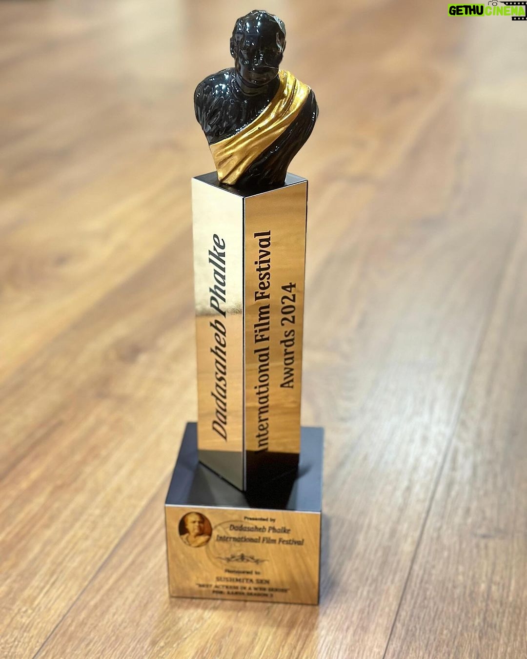 Sushmita Sen Instagram - #bestactress #webseries #Aarya3 #dadasahebphalkeinternationalfilmfestival 😀❤️💃🏻👊 Thank you @dpiff_official for this wonderful honour!!! 💃🏻 I receive it with great love & happiness on behalf of a team I love… THE AARYA FAMILY!!! 😍👊😇 And this Award too, as always…belongs to my loyal Audience, well wishers & fans…YOU GUYS ARE MY REASON, SEASON & A LIFETIME!!!🤗❤️😁 #gratitude #yourstruly I love you!!!! #duggadugga 💋