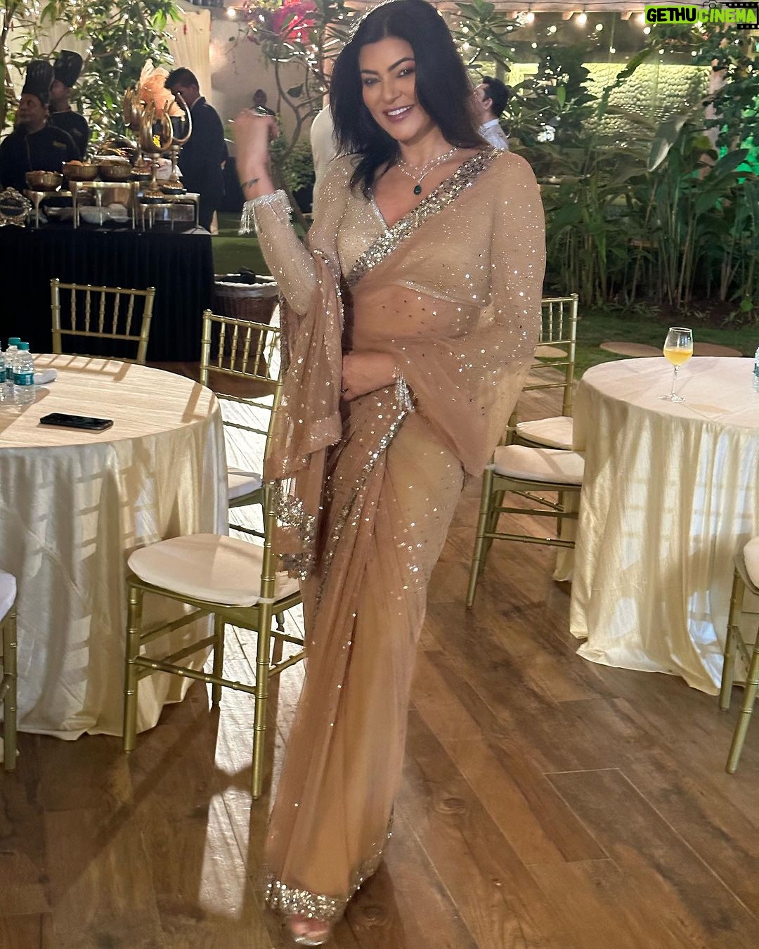 Sushmita Sen Instagram - A date with my beautiful daughter @reneesen47 ππππ»πΆ And I am styled by a dear friend @umabiju π you rock!!!! Thank you @theshilpashetty @onlyrajkundra for always being such wonderful Hosts!! #cherishedmemories #diwaliparty #home #friends #family #duggadugga π€β€οΈππ» I love you guys!!! #sharing #togetherness β€οΈ