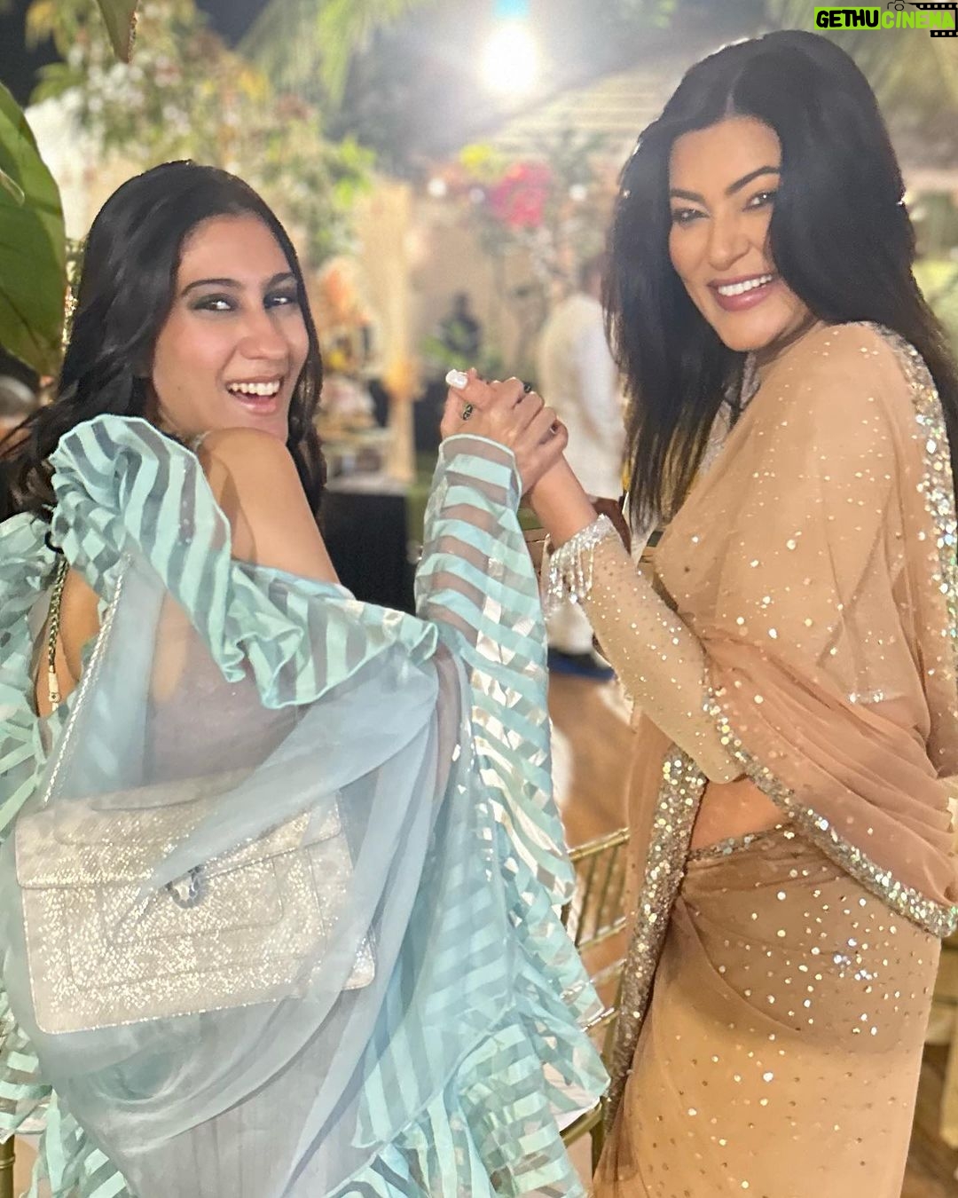 Sushmita Sen Instagram - A date with my beautiful daughter @reneesen47 ππππ»πΆ And I am styled by a dear friend @umabiju π you rock!!!! Thank you @theshilpashetty @onlyrajkundra for always being such wonderful Hosts!! #cherishedmemories #diwaliparty #home #friends #family #duggadugga π€β€οΈππ» I love you guys!!! #sharing #togetherness β€οΈ