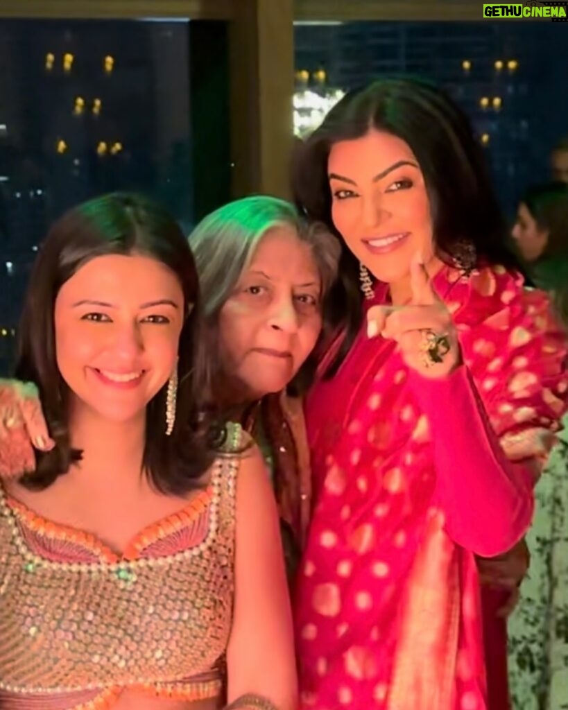 Sushmita Sen Instagram - Two of my favourite Women!!!😍💋both super strong & delightfully my own!!! 🤗😇 They also happen to be Mother & Daughter!!!😄❤️ I love you Maa @ratna.bhasin & @tarashabhasin 🥰 Here’s to your health & happiness always!!! #duggadugga ❤️❤️❤️