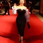 Suzan Negm ElDein Instagram - وماأجملَ أن يكونَ المسرح في كنف الزعيم #عادل_إمام مساؤكم حب❤️حياة . . . #مهرجان_المسرح_القومي_المصري #مصر #سوريا #سوزان_نجم_الدين . . #suzan_najm_aldeen #lovelife #syria #egypt مصمم الشعر @maherderke ❤️ #photographer @shodshod.official Cairo, Egypt