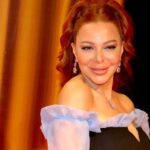 Suzan Negm ElDein Instagram - وماأجملَ أن يكونَ المسرح في كنف الزعيم #عادل_إمام مساؤكم حب❤️حياة . . . #مهرجان_المسرح_القومي_المصري #مصر #سوريا #سوزان_نجم_الدين . . #suzan_najm_aldeen #lovelife #syria #egypt مصمم الشعر @maherderke ❤️ #photographer @shodshod.official Cairo, Egypt