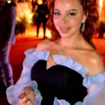 Suzan Negm ElDein Instagram - وماأجملَ أن يكونَ المسرح في كنف الزعيم #عادل_إمام مساؤكم حب❤️حياة . . . #مهرجان_المسرح_القومي_المصري #مصر #سوريا #سوزان_نجم_الدين . . #suzan_najm_aldeen #lovelife #syria #egypt مصمم الشعر @maherderke ❤️ #photographer @shodshod.official Cairo, Egypt