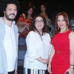 Suzan Negm ElDein Instagram - من العرض الخاص للمسرحية الرائعة جداً #شارلي لفريق العمل المبدع بداية من المؤلف د. مدحت العدل والمخرج أحمد البوهي والمنتجين هاني نجيب وأحمد فهمي مروراً بالفريق الفني المتميز وصولا إلى طاقم التمثيل الرائعين وعلى رأسهم محمد فهيم الذي قام بدور شارلي شابلن👌 ومالفتني في هذه المسرحية أن الكاتب المبدع مدحت العدل تناول قصة صعود شارلي من العدم إلى أن أصبح من أهم النجوم العالميين متحديّا لظروف اقتصادية وسياسية وإنسانية كبيرة جداً..لأنه صدّق حلمه واجتهد في تحقيق أهدافه والوصول إليها..مقدماً لنا رسائل هامة وهادفة من خلال ذلك.. ومالفتني أيضاً هذا التناغم الرائع بين طريقة إخراج العمل المميزة للمخرج والمهندس المعماري أحمد البوهي مع كل عناصر العمل من سينوغرافيا وديكور وملابس واضاءة ليقدم لنا لوحات فنية تتسابق في جمال شكلها ومضمونها..ضمن إنتاجٍ سخيّ وضع العمل في الصدارة.. هنياً لكم هذا العمل المتميز وإلى نجاحات كبيرة قادمة بإذن الله🙏 . . . #شارلي_شابلن #شارلي_شابلن #مدحت_العدل #أحمد_البوهي #هاني_نجيب #محمد_فهيم #سوزان_نجم_الدين #مسرح #الحب_حياة #suzan_najm_aldeen @ahmedfahmy.tv @fahimooz @charlie_themusical @seacinemaproductions Cairo, Egypt