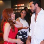 Suzan Negm ElDein Instagram - من العرض الخاص للمسرحية الرائعة جداً #شارلي لفريق العمل المبدع بداية من المؤلف د. مدحت العدل والمخرج أحمد البوهي والمنتجين هاني نجيب وأحمد فهمي مروراً بالفريق الفني المتميز وصولا إلى طاقم التمثيل الرائعين وعلى رأسهم محمد فهيم الذي قام بدور شارلي شابلن👌 ومالفتني في هذه المسرحية أن الكاتب المبدع مدحت العدل تناول قصة صعود شارلي من العدم إلى أن أصبح من أهم النجوم العالميين متحديّا لظروف اقتصادية وسياسية وإنسانية كبيرة جداً..لأنه صدّق حلمه واجتهد في تحقيق أهدافه والوصول إليها..مقدماً لنا رسائل هامة وهادفة من خلال ذلك.. ومالفتني أيضاً هذا التناغم الرائع بين طريقة إخراج العمل المميزة للمخرج والمهندس المعماري أحمد البوهي مع كل عناصر العمل من سينوغرافيا وديكور وملابس واضاءة ليقدم لنا لوحات فنية تتسابق في جمال شكلها ومضمونها..ضمن إنتاجٍ سخيّ وضع العمل في الصدارة.. هنياً لكم هذا العمل المتميز وإلى نجاحات كبيرة قادمة بإذن الله🙏 . . . #شارلي_شابلن #شارلي_شابلن #مدحت_العدل #أحمد_البوهي #هاني_نجيب #محمد_فهيم #سوزان_نجم_الدين #مسرح #الحب_حياة #suzan_najm_aldeen @ahmedfahmy.tv @fahimooz @charlie_themusical @seacinemaproductions Cairo, Egypt