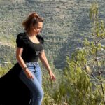 Suzan Negm ElDein Instagram - شوحلوة الذكريات اللي بتبقى مرافقتنا من الضيعة..لمّة العيلة والأهل والأحباب بجو ساحر مليان حبّ وفرح وهوا نضيف ومي عذبة باردة من نبع الدريكيش اللي ربيت فيها وحواليها.. وكل مابروح لهونيك بتنط الطفلة سوزان من جواتي وبتسترجع الزمن وكأنو مبارح.. بتلعب وبتتشاقى..بتتمشى عالكورنيش وبالطرقات..وبتزور المدرسة والذكريات.. وكلّ الأماكن وكأنّوا ماغادرتا.. ياالله شوحلو هالإحساس وشوبوجّع بنفس الوقت لإنو خلص..ماضل منو إلّا الذكرى.. وبرجع بقول..ماتزعلي..مالحياة كلّا حتبقى ذكرى..ونيالوا اللي بيترك ذكرى حلوة تسعد غيروا.. وإنتو..كيف كانت ذكرياتكن بضيعكن أو طفولتكن ❤️احكولي❤️ . . . #الحب_حياة #سوزان_نجم_الدين #سوريا #الدريكيش #بمنة #طفولة #ذكريات #suza_najm_aldeen #syria #family #memories #lovelife الدريكيش بمنة