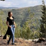 Suzan Negm ElDein Instagram - شوحلوة الذكريات اللي بتبقى مرافقتنا من الضيعة..لمّة العيلة والأهل والأحباب بجو ساحر مليان حبّ وفرح وهوا نضيف ومي عذبة باردة من نبع الدريكيش اللي ربيت فيها وحواليها.. وكل مابروح لهونيك بتنط الطفلة سوزان من جواتي وبتسترجع الزمن وكأنو مبارح.. بتلعب وبتتشاقى..بتتمشى عالكورنيش وبالطرقات..وبتزور المدرسة والذكريات.. وكلّ الأماكن وكأنّوا ماغادرتا.. ياالله شوحلو هالإحساس وشوبوجّع بنفس الوقت لإنو خلص..ماضل منو إلّا الذكرى.. وبرجع بقول..ماتزعلي..مالحياة كلّا حتبقى ذكرى..ونيالوا اللي بيترك ذكرى حلوة تسعد غيروا.. وإنتو..كيف كانت ذكرياتكن بضيعكن أو طفولتكن ❤️احكولي❤️ . . . #الحب_حياة #سوزان_نجم_الدين #سوريا #الدريكيش #بمنة #طفولة #ذكريات #suza_najm_aldeen #syria #family #memories #lovelife الدريكيش بمنة