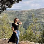 Suzan Negm ElDein Instagram - شوحلوة الذكريات اللي بتبقى مرافقتنا من الضيعة..لمّة العيلة والأهل والأحباب بجو ساحر مليان حبّ وفرح وهوا نضيف ومي عذبة باردة من نبع الدريكيش اللي ربيت فيها وحواليها.. وكل مابروح لهونيك بتنط الطفلة سوزان من جواتي وبتسترجع الزمن وكأنو مبارح.. بتلعب وبتتشاقى..بتتمشى عالكورنيش وبالطرقات..وبتزور المدرسة والذكريات.. وكلّ الأماكن وكأنّوا ماغادرتا.. ياالله شوحلو هالإحساس وشوبوجّع بنفس الوقت لإنو خلص..ماضل منو إلّا الذكرى.. وبرجع بقول..ماتزعلي..مالحياة كلّا حتبقى ذكرى..ونيالوا اللي بيترك ذكرى حلوة تسعد غيروا.. وإنتو..كيف كانت ذكرياتكن بضيعكن أو طفولتكن ❤️احكولي❤️ . . . #الحب_حياة #سوزان_نجم_الدين #سوريا #الدريكيش #بمنة #طفولة #ذكريات #suza_najm_aldeen #syria #family #memories #lovelife الدريكيش بمنة