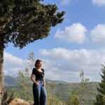 Suzan Negm ElDein Instagram - شوحلوة الذكريات اللي بتبقى مرافقتنا من الضيعة..لمّة العيلة والأهل والأحباب بجو ساحر مليان حبّ وفرح وهوا نضيف ومي عذبة باردة من نبع الدريكيش اللي ربيت فيها وحواليها.. وكل مابروح لهونيك بتنط الطفلة سوزان من جواتي وبتسترجع الزمن وكأنو مبارح.. بتلعب وبتتشاقى..بتتمشى عالكورنيش وبالطرقات..وبتزور المدرسة والذكريات.. وكلّ الأماكن وكأنّوا ماغادرتا.. ياالله شوحلو هالإحساس وشوبوجّع بنفس الوقت لإنو خلص..ماضل منو إلّا الذكرى.. وبرجع بقول..ماتزعلي..مالحياة كلّا حتبقى ذكرى..ونيالوا اللي بيترك ذكرى حلوة تسعد غيروا.. وإنتو..كيف كانت ذكرياتكن بضيعكن أو طفولتكن ❤️احكولي❤️ . . . #الحب_حياة #سوزان_نجم_الدين #سوريا #الدريكيش #بمنة #طفولة #ذكريات #suza_najm_aldeen #syria #family #memories #lovelife الدريكيش بمنة