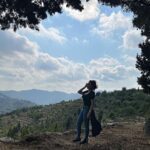 Suzan Negm ElDein Instagram - شوحلوة الذكريات اللي بتبقى مرافقتنا من الضيعة..لمّة العيلة والأهل والأحباب بجو ساحر مليان حبّ وفرح وهوا نضيف ومي عذبة باردة من نبع الدريكيش اللي ربيت فيها وحواليها.. وكل مابروح لهونيك بتنط الطفلة سوزان من جواتي وبتسترجع الزمن وكأنو مبارح.. بتلعب وبتتشاقى..بتتمشى عالكورنيش وبالطرقات..وبتزور المدرسة والذكريات.. وكلّ الأماكن وكأنّوا ماغادرتا.. ياالله شوحلو هالإحساس وشوبوجّع بنفس الوقت لإنو خلص..ماضل منو إلّا الذكرى.. وبرجع بقول..ماتزعلي..مالحياة كلّا حتبقى ذكرى..ونيالوا اللي بيترك ذكرى حلوة تسعد غيروا.. وإنتو..كيف كانت ذكرياتكن بضيعكن أو طفولتكن ❤️احكولي❤️ . . . #الحب_حياة #سوزان_نجم_الدين #سوريا #الدريكيش #بمنة #طفولة #ذكريات #suza_najm_aldeen #syria #family #memories #lovelife الدريكيش بمنة