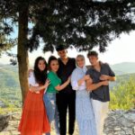 Suzan Negm ElDein Instagram - من أجواء العيد مع أمّي الحبيبة وعائلتي التي أعشق❤️.. كلّ عام وأنتم وعائلاتكم وأحبائكم بألف خير❤️ . . . #سوزان_نجم_الدين #سوريا #الضيعة #بمنّة #الدريكيش #الحب_حياة #suzan_najm_aldeen #myfamily #lovelive الدريكيش بمنة