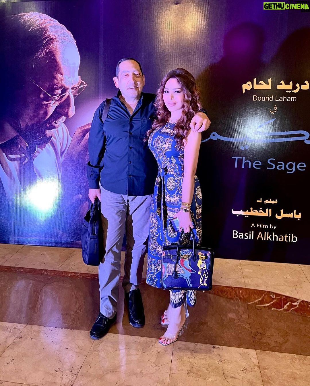 Suzan Negm ElDein Instagram - #فيلم_الحكيم للكبير #دريد_لحام والرائعة #صباح_الجزائري أعاد لنا صوراً من الحرب بأسلوب السهل الممتنع فدغدغت مشاعرنا بعمق ولامست كل بيت سوري بطريقةٍ أو بأخُرى فأوجعنا وأبكانا وأضحكنا حيناً بعدسة متقنة وذكية بقيادة المخرج المتميّز #باسل_الخطيب وبقلم الكاتبة الرائعة #ديانا_جبور وإنتاج #المؤسسة_العامة_للسينما ليضفي عليها الموسيقار الكبير #سمير_كويفاتي بعضاً من روحه لتضيف موسيقاه شجناً من نوعٍ خاص مبروك لصنّاع العمل وللسينما السورية . . . #سوزان_نجم_الدين #سوريا #سينما_سورية #فيلم #suzan_najm_aldeen #syria #film #movie . #makeup & #hairstylist @milad.pvt @miladhannoun Damascus, Syria