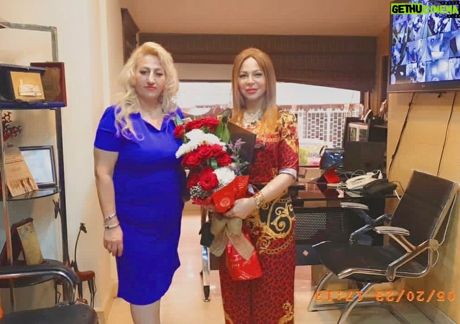 Suzan Negm ElDein Instagram - فيديو صغير وبعض الصور العفوية من الأمس الذي سعدت فيها بزيارتين: الأولى لنقابة المهندسين حيث هي بيتي الأول كمهندسة معمارية مازال شغف العمل فيها يستهويني ويناديني بعد انقطاع عشر سنوات نالت منها الحرب ومني وأخذت معها الكثير من الأعمال والذكريات الجميلة لكنها لم تستطع أن تأخذ معها أبداً الشغف والطموح والحبّ..👌 والزيارة الثانية كانت للمركز الدولي للتدريب وتنمية المهارات بإدارة د مي حميدوش واشراف باحث 'الدكتوراه الإعلامي' ورد سباغ وقد سعدت جداً بمشاركتهم بعض أحلامهم وطموحاتهم وتداولنا أطراف الحديث في العديد من الأمور المهنية والفنية متمنية لهم جميعاً الوصول إلى أهدافهم بأيسر الطرق وأجملها انشاءالله 🙏 . . . #نقابة_المهندسين #دمشق #المركز_الدولي #سوزان_نجم_الدين #مي_حميدوش #ورد_سباغ #الحب_حياة #سوريا #syria #suzan_najm_aldeen #lovelife Damascus, Syria