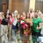 Suzan Negm ElDein Instagram - فيديو صغير وبعض الصور العفوية من الأمس الذي سعدت فيها بزيارتين: الأولى لنقابة المهندسين حيث هي بيتي الأول كمهندسة معمارية مازال شغف العمل فيها يستهويني ويناديني بعد انقطاع عشر سنوات نالت منها الحرب ومني وأخذت معها الكثير من الأعمال والذكريات الجميلة لكنها لم تستطع أن تأخذ معها أبداً الشغف والطموح والحبّ..👌 والزيارة الثانية كانت للمركز الدولي للتدريب وتنمية المهارات بإدارة د مي حميدوش واشراف باحث 'الدكتوراه الإعلامي' ورد سباغ وقد سعدت جداً بمشاركتهم بعض أحلامهم وطموحاتهم وتداولنا أطراف الحديث في العديد من الأمور المهنية والفنية متمنية لهم جميعاً الوصول إلى أهدافهم بأيسر الطرق وأجملها انشاءالله 🙏 . . . #نقابة_المهندسين #دمشق #المركز_الدولي #سوزان_نجم_الدين #مي_حميدوش #ورد_سباغ #الحب_حياة #سوريا #syria #suzan_najm_aldeen #lovelife Damascus, Syria