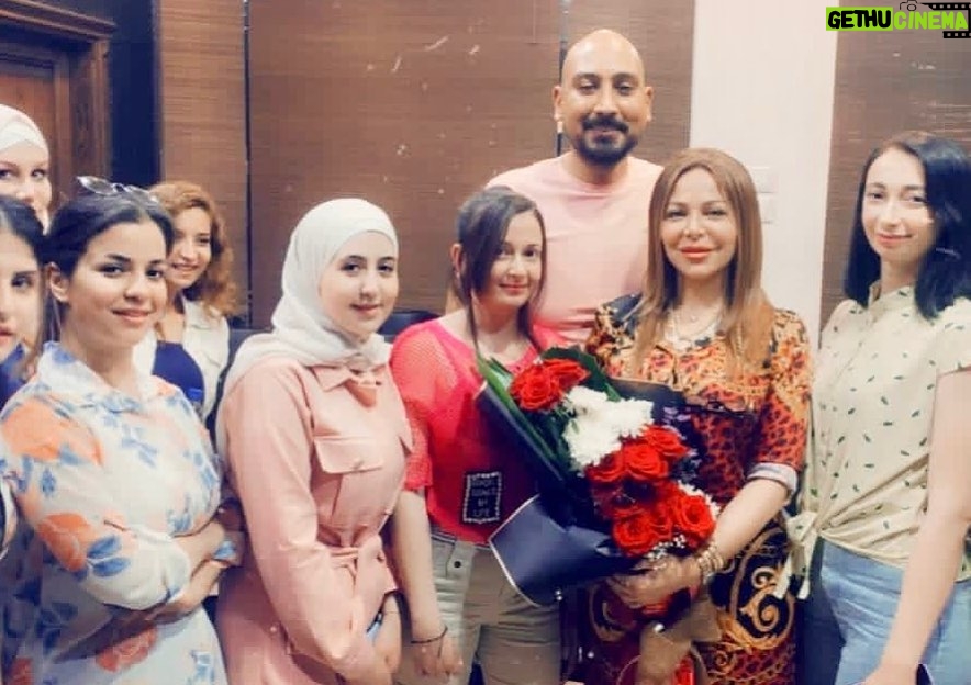 Suzan Negm ElDein Instagram - فيديو صغير وبعض الصور العفوية من الأمس الذي سعدت فيها بزيارتين: الأولى لنقابة المهندسين حيث هي بيتي الأول كمهندسة معمارية مازال شغف العمل فيها يستهويني ويناديني بعد انقطاع عشر سنوات نالت منها الحرب ومني وأخذت معها الكثير من الأعمال والذكريات الجميلة لكنها لم تستطع أن تأخذ معها أبداً الشغف والطموح والحبّ..👌 والزيارة الثانية كانت للمركز الدولي للتدريب وتنمية المهارات بإدارة د مي حميدوش واشراف باحث 'الدكتوراه الإعلامي' ورد سباغ وقد سعدت جداً بمشاركتهم بعض أحلامهم وطموحاتهم وتداولنا أطراف الحديث في العديد من الأمور المهنية والفنية متمنية لهم جميعاً الوصول إلى أهدافهم بأيسر الطرق وأجملها انشاءالله 🙏 . . . #نقابة_المهندسين #دمشق #المركز_الدولي #سوزان_نجم_الدين #مي_حميدوش #ورد_سباغ #الحب_حياة #سوريا #syria #suzan_najm_aldeen #lovelife Damascus, Syria