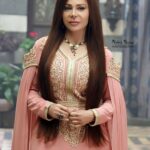Suzan Negm ElDein Instagram - انعرض ست حلقات من مسلسل مربى العز قدرتوا تفهموا جواهر لحد هلأ وللا لسه؟ هل هية خيّرة وللا شريرة؟ ظالمة وللا مظلومة؟ وبتتوقعوا تحقق حلما وللا لأ؟ تابعونا في مسلسل #مربى_العز عبر شاشة MBC وعلى منصة شاهد لتعرفوا الحقيقة👌 . . . #مربى_العز #جواهر #جواهر_مربى_العز #سوزان_نجم_الدین #رشا_هشام_شربتجي #بيئة_شامية #رمضان٢٠٢٣ #الحب_حياة #سوريا #دراما_سورية #drama2023 #syria #suzan_najm_aldeen #ramadan2023 Damascus, Syria