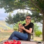Suzan Negm ElDein Instagram - شوحلوة الذكريات اللي بتبقى مرافقتنا من الضيعة..لمّة العيلة والأهل والأحباب بجو ساحر مليان حبّ وفرح وهوا نضيف ومي عذبة باردة من نبع الدريكيش اللي ربيت فيها وحواليها.. وكل مابروح لهونيك بتنط الطفلة سوزان من جواتي وبتسترجع الزمن وكأنو مبارح.. بتلعب وبتتشاقى..بتتمشى عالكورنيش وبالطرقات..وبتزور المدرسة والذكريات.. وكلّ الأماكن وكأنّوا ماغادرتا.. ياالله شوحلو هالإحساس وشوبوجّع بنفس الوقت لإنو خلص..ماضل منو إلّا الذكرى.. وبرجع بقول..ماتزعلي..مالحياة كلّا حتبقى ذكرى..ونيالوا اللي بيترك ذكرى حلوة تسعد غيروا.. وإنتو..كيف كانت ذكرياتكن بضيعكن أو طفولتكن ❤️احكولي❤️ . . . #الحب_حياة #سوزان_نجم_الدين #سوريا #الدريكيش #بمنة #طفولة #ذكريات #suza_najm_aldeen #syria #family #memories #lovelife الدريكيش بمنة