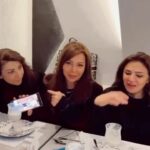 Suzan Negm ElDein Instagram - نحنا اجتمعنا بعد ٢٠ سنة واتذكرنا احلى ايام، وانتو خبرونا شو ذكرياتكن مع شفيق ونظيرة؟ ❤️ #فرصة_العمر #سوزان_نجم_الدین @suzannajmaldeen @linahawarnh90 @wafaamoussily @amana_wali Damascus, Syria