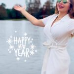 Suzan Negm ElDein Instagram - سنة مرت بحلوها ومرها نشكر الله فيها على كل النعم التي منحنا إياها.. فالسراء والضراء.. فالنجاح والفشل.. فالألم والأمل.. في كل تفاصيل الحياة بخيباتها وانتصاراتها.. نشكر الله فيها على كل ماأنجزناه ومالم ننجزه.. آملين أن نحقق في عامنا الجديد الكثير من أحلامنا وتطلعاتنا وطموحاتنا في كل مجالات الحياة.. وأن يتحقق السلام والأمان في بلادنا العربية المنكوبة.. وأن يحمي الله سوريتنا الحبيبة ويرد عنها الظلم والقهر والحظر لتعود لنا لسابق مجدها وعزها وكرامتها أبد الدهر انشاءالله🙏 #كل_عام_وانتم_بخير #سوزان_نجم_الدين #suzan_najm_aldeen #syria🇸🇾 #happynewyear #الحب_حياة Orlando, Florida