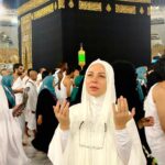 Suzan Negm ElDein Instagram - الله موجود في كل مكان وفي كل اتجاه.. والأهم..أن يكون موجوداً في قلوبنا وفي كلّ اللحظات.. هي الصورة من عمرتي اللي عملتا آخر السنة الماضية.. حبيت شارككن فيا بهالأيام الفضيلة لإنو طاقة الدعاء فيا كبيرة.. شكراً لكل من دعا لي بالقبول وشكراً لكل من أساء أحبّكم جميعاً تقبل الله دعاءكم وصيامكم وكل عام وأنتم بألف خير🙏 . . . #سوزان_نجم_الدين