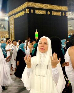 Suzan Negm ElDein Instagram - الله موجود في كل مكان وفي كل اتجاه.. والأهم..أن يكون موجوداً في قلوبنا وفي كلّ اللحظات.. هي الصورة من عمرتي اللي عملتا آخر السنة الماضية.. حبيت شارككن فيا بهالأيام الفضيلة لإنو طاقة الدعاء فيا كبيرة.. شكراً لكل من دعا لي بالقبول وشكراً لكل من أساء أحبّكم جميعاً تقبل الله دعاءكم وصيامكم وكل عام وأنتم بألف خير🙏 . . . #سوزان_نجم_الدين