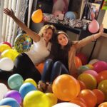 Suzan Negm ElDein Instagram - متل هاليوم ولدت أنا من جديد وضحكتلي الدني وفرّحت قلبي باستقبال سارتي.. عشت معا طفولتي وكبرت بقلبي متل الحلم.. كبرت البنوت وكبرت معا أحلاما وبلشت تتحقق والحمدلله.. انشالله بشوفك أعظم دكتورة بالدني ياماما.. لإنو هادا شغفك وهادا طموحك اللي نابع من حبّك للناس..ومن حبّك للعطاء.. كل عام وانتِ قصة نجاح دائمة بإذن الله كل عام وأنتِ فخري وأملي ونبض حياتي ياسارةَ الحب والفرح.. ماما سوزان #سوزان_نجم_الدين #suzan_najm_aldeen #suzannajmaldeen #syria #amrica #orlando #happybirthday Dubai, United Arab Emiratesدبي