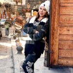 Suzan Negm ElDein Instagram - استراحة سريعة من التصوير وجولة عفوية في شوارع دمشق القديمة🌻 مساكن سعيد حبايب قلبي الغاليين 🙏🏽 #باب_توما #الشام_القديمة #دمشق ‎#مربى_العز #جواهر_مربى_العز #سوزان_نجم_الدین #رمضان2023 #جواهر #الحب_حياة #سوريا #بيئة_شامية #دراما_سورية #syria #ranadan2023 #suzan_najm_aldeen #lovelife Damascus, Syria