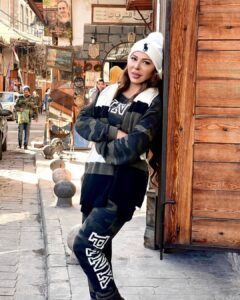 Suzan Negm ElDein Instagram - استراحة سريعة من التصوير وجولة عفوية في شوارع دمشق القديمة🌻 مساكن سعيد حبايب قلبي الغاليين 🙏🏽 #باب_توما #الشام_القديمة #دمشق ‎#مربى_العز #جواهر_مربى_العز #سوزان_نجم_الدین #رمضان2023 #جواهر #الحب_حياة #سوريا #بيئة_شامية #دراما_سورية #syria #ranadan2023 #suzan_najm_aldeen #lovelife Damascus, Syria