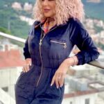 Suzan Negm ElDein Instagram - #كورونا ..لم تكن سهلة ولم تكن صعبة جدا..لكنّها بالتأكيد مزعجة جدّاً..تعزلك عن عالمك وأهلك وأحبابك..تذهبُ بكَ بعيداً إلى حيثُ لاتريد..ولاتحبّ..ولاترغب😔 تنتشر كالنار في الهشيم الآن وفي كل مكان..فاحترسوا لتسلموا🙏 مازلتُ في طور العلاج وسأتماثل للشفاء بإذن الله..بفضل تواصلكم وصلواتكم ومحبتكم الغالية التّي لاتقدّر بثمن❤️ #كورونا_فايروس #سوزان_نجم_الدين #suzannajmaldeen #syria #myhome #myfamily #thankgod #corona #coronavid19 #mask #gloves #protection #وقاية #ماسك #كفوف #سوريا