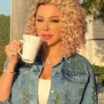 Suzan Negm ElDein Instagram - صباح الخير منّي ومن #جيجي⁉️ #بيوت_من_ورق #سوزان_نجم_الدين #suzan_najm_aldeen @suzannajmaldeen #lovelife #الحب_حياة #سوريا #لبنان Beirut, Lebanon