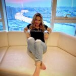 Suzan Negm ElDein Instagram - مساء الحب والدفا عالناس اللي اشتأتلن كتييييييير❤️ #سوزان_نجم_الدين #دبي #لبنان #سوريا #مصر #suzannajmaldeen @suzannajmaldeen #syria #dubai🇦🇪 #lovelife #الحب_حياة