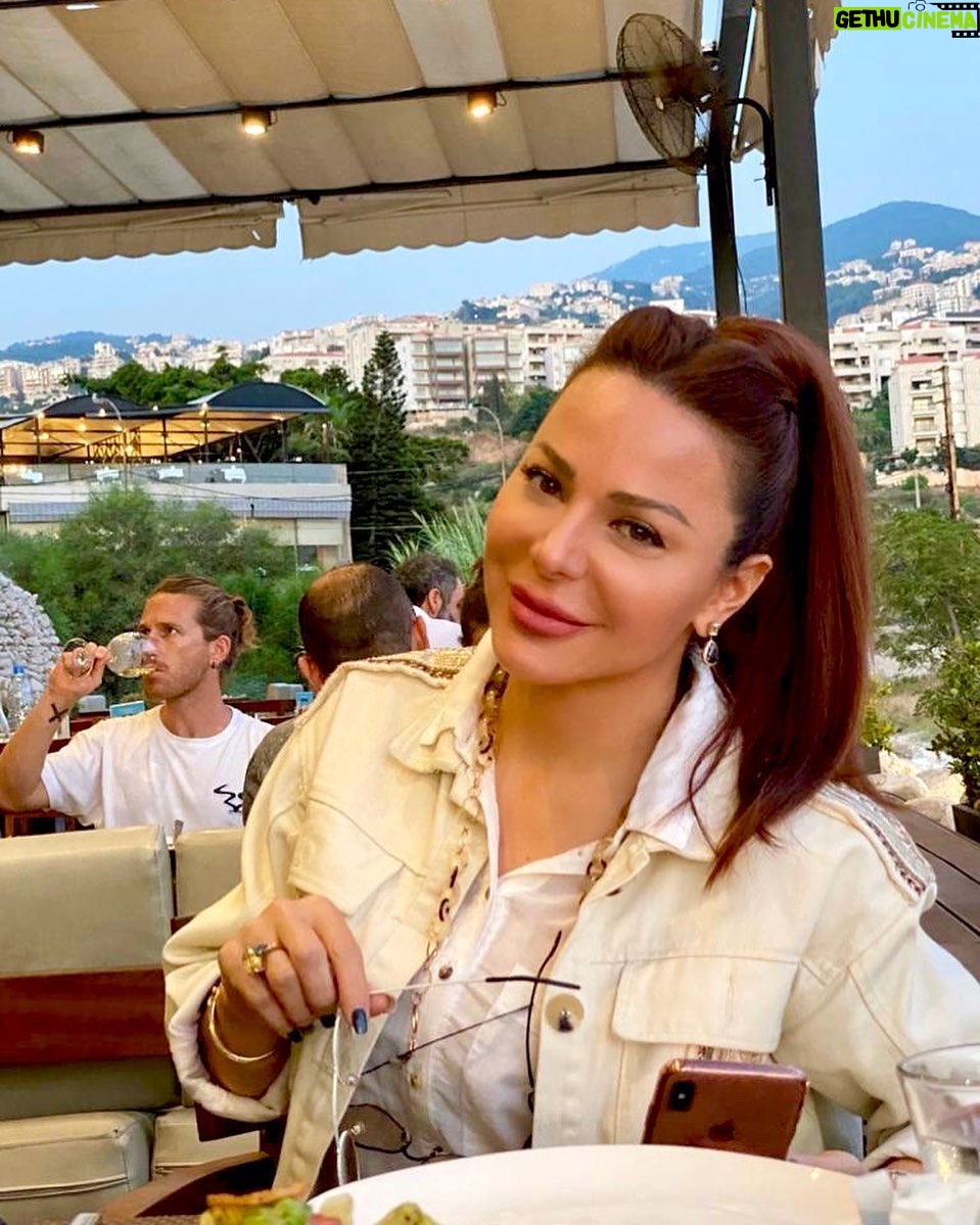 Suzan Negm ElDein Instagram - مساء الحب من #بيروت #مسلسل #بيوت_من_ورق #جمعة_مباركة #سوزان_نجم_الدين #suzannajmaldeen @suzannajmaldeen #syria #lebanon #shooting #lovelife Lebanon, Beirut