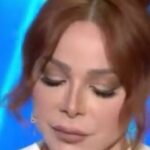 Suzan Negm ElDein Instagram - #المواجهة صار الغِيابْ بطعم دمعاتي والكون سامع صوت آهاتي… والبعد عشر سنين خلاني اصرخ بعشر حروف جواتي… غابوا اللي كانو يلعبوا قبالي موجوع قلبي والبيت خالي… مشتاق حضني يغمرن ويشد يارب انت العالم بحالي… ماما دخيل عيونكن طلّوا ماعاد بدّي ياكن تفلّوا… سارة سهير وحازم وحيان ياروح قلبي والقهر كلّوا… النار ال بقلبي وهجها زيادة طالت الغيبة والقدَر راضي… تبقوا ابعتولي عطركن عتياب تاشمّ فيهن ريحة الماضي… دخلك يالله رجّع الغيّاب ماعاد عندي بالجسم اعصاب… رح ضل أنطر والأمل عالباب افتح ولاقي أربع ولاد… #سوزان_نجم_الدين #suzan_najm_aldeen @suzannajmaldeen #syria #lebanon #interview #family #far #sad #pain @lbcilebanon @beirutcity