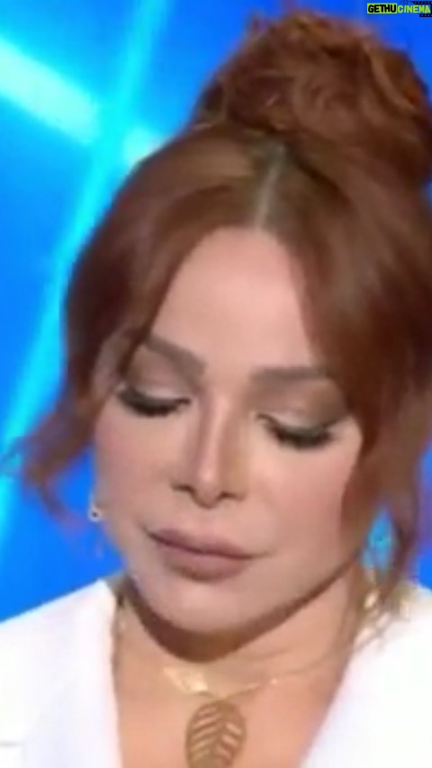 Suzan Negm ElDein Instagram - #المواجهة صار الغِيابْ بطعم دمعاتي والكون سامع صوت آهاتي… والبعد عشر سنين خلاني اصرخ بعشر حروف جواتي… غابوا اللي كانو يلعبوا قبالي موجوع قلبي والبيت خالي… مشتاق حضني يغمرن ويشد يارب انت العالم بحالي… ماما دخيل عيونكن طلّوا ماعاد بدّي ياكن تفلّوا… سارة سهير وحازم وحيان ياروح قلبي والقهر كلّوا… النار ال بقلبي وهجها زيادة طالت الغيبة والقدَر راضي… تبقوا ابعتولي عطركن عتياب تاشمّ فيهن ريحة الماضي… دخلك يالله رجّع الغيّاب ماعاد عندي بالجسم اعصاب… رح ضل أنطر والأمل عالباب افتح ولاقي أربع ولاد… #سوزان_نجم_الدين #suzan_najm_aldeen @suzannajmaldeen #syria #lebanon #interview #family #far #sad #pain @lbcilebanon @beirutcity