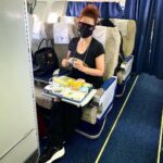 Suzan Negm ElDein Instagram - بعرف سلفاً شورح يجي انتقادات من البعض على هالصورة بس حبيت نزلا متل ماهية متعمدة👌 لإني قبل ماإطلع عالطيارة السورية كنت خايفة من كم التشويه اللي سمعتوا عنها.. انو مافيا مي ولاتكييف ولاأكل ولاشي أبداً لدرجة صرت خايفة انها توقع وماأوصل مصر..🙄 بس طلع فيا كلشي ومن أحسنوا كمان رغم الظرف الاقتصادي الصعب جدا اللي عمتمر فيه سوريا.. فكفى تشويها وبكفينا اللي فينا وطيراننا السوري بألف خير والحمدلله🙏 وشكرا لطاقم الطيران السوري على اهتمامه وصبره وإصراره على المحافظة قدر الامكان على كل التفاصيل👌#الطيران_السوري #مطار_سوريا #سوريا #دمشق #مصر #تصوير #فيلم #تماسيح_النيل🐊 #سوزان_نجم_الدين #الحب_حياة #suzan_najm_aldeen @suzannajmaldeen #syria #damascus #syrian_airlines #lovelife #egypt #movie Cairo, Egypt