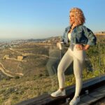 Suzan Negm ElDein Instagram - صباح الخير منّي ومن #جيجي⁉️ #بيوت_من_ورق #سوزان_نجم_الدين #suzan_najm_aldeen @suzannajmaldeen #lovelife #الحب_حياة #سوريا #لبنان Beirut, Lebanon