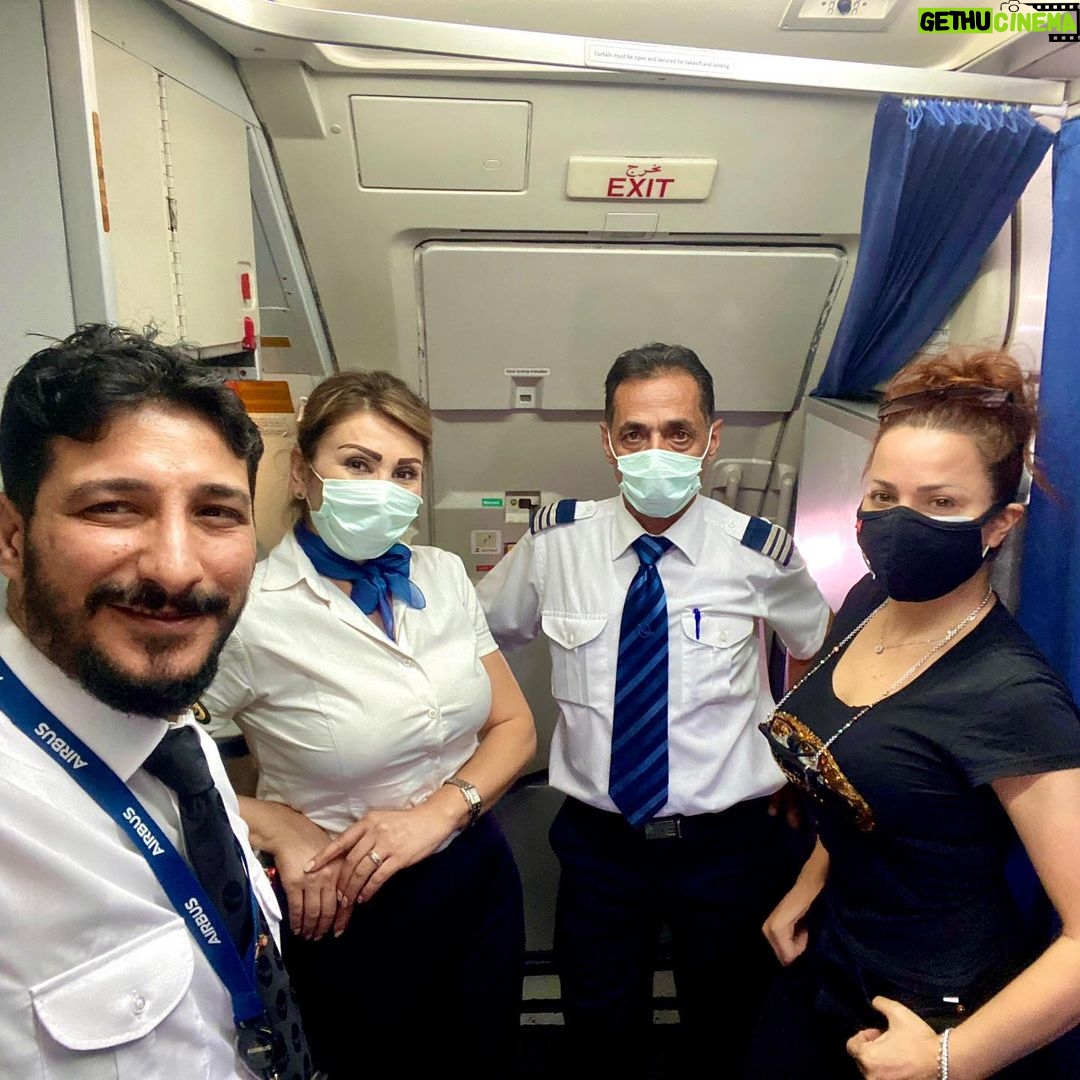 Suzan Negm ElDein Instagram - بعرف سلفاً شورح يجي انتقادات من البعض على هالصورة بس حبيت نزلا متل ماهية متعمدة👌 لإني قبل ماإطلع عالطيارة السورية كنت خايفة من كم التشويه اللي سمعتوا عنها.. انو مافيا مي ولاتكييف ولاأكل ولاشي أبداً لدرجة صرت خايفة انها توقع وماأوصل مصر..🙄 بس طلع فيا كلشي ومن أحسنوا كمان رغم الظرف الاقتصادي الصعب جدا اللي عمتمر فيه سوريا.. فكفى تشويها وبكفينا اللي فينا وطيراننا السوري بألف خير والحمدلله🙏 وشكرا لطاقم الطيران السوري على اهتمامه وصبره وإصراره على المحافظة قدر الامكان على كل التفاصيل👌#الطيران_السوري #مطار_سوريا #سوريا #دمشق #مصر #تصوير #فيلم #تماسيح_النيل🐊 #سوزان_نجم_الدين #الحب_حياة #suzan_najm_aldeen @suzannajmaldeen #syria #damascus #syrian_airlines #lovelife #egypt #movie Cairo, Egypt