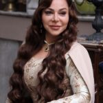 Suzan Negm ElDein Instagram - جواهر مستمرة بخططها الذكية والقوية.. ياترى شومخبيتلنا من خطط جديدة بعد مارجعت عالشام وصيغة حلب كلا بين ايديها؟ خبروني..شورأيكن فيها لهلأ وشومتوقعين تعمل كمان؟ . . . #مَربى_العز #جواهر_مربى_العز #سوزان_نجم_الدین #رمضان٢٠٢٣ #جواهر #الحب_حياة #سوريا #دراما_سورية #بيئة_شامية #رشا_هشام_شربتجي #mbc #ramadan2023 #suzan_najm_aldeen @shahid.vod Damascus, Syria