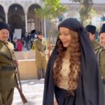 Suzan Negm ElDein Instagram - نحنا لسا عم نصور بمسلسل مربى العز وهالفيديو مباشر من كواليس التصوير🥰 بدي اتشكركن ع كل الآراء والأصداء، ولاتنسوا تشوفوا الحلقة 10 البوم عبر شاشة MBC دراما ومنصة شاهد تصوير @ammaralbarri_ . . . ‎#مربى_العز #جواهر_مربى_العز #سوزان_نجم_الدین #رمضان2023 #جواهر #الحب_حياة #سوريا #بيئة_شامية #دراما_سورية #syria #ranadan2023 #suzan_najm_aldeen #lovelife Damascus, Syria