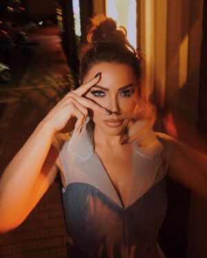 سوزان نجم الدين Instagram - لن تكسرينا أيتها الآلام.. لن تخذلينا أيتها الحروب..
فدماء الشهداء وصمود الأبطال يروينا بالأمل..
سنبقى مبتسمين. متفائلين. أقوياء. 
رغماً عن أنف الزمن..
سنتعلم من الماضي ونتطلع الى المستقبل..
بكل ثقة وكرامة وكبرياء..
سنكمل مشوارنا بكل الحب مهما كانت الصعوبات تحديات..وبعون الله..
فبالحب نعيش ونحيا ونبدع..ونحقق المعجزات..
فالحبّ❤️حياة 
#سوزان_نجم_الدين #كل_عام_وانتم_بخير #٢٠٢٤ #الحب_حياة 
٠
٠
٠
شكراً لكل من اهتم بطلتي:
Stylist : @khalilzein.official 
Photo: @mk.visionn 
Makeup : @khalednaifeh h 
Hair : @assaadhairdesign Heels: @cncptlondonbeirut eirut 
Dress : @maeparisofficial