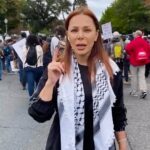 Suzan Negm ElDein Instagram - #وصّل_صوتك (الفيديو كامل على الفيسبوك) من كل مكان بالعالم لازم يوصل صوتنا.. اليوم ومن أمام الكونغرس الأميركي و بمشاركة يهود أميركا اللي شافو الحقيقة و طلعو ينادو فيها.. تظاهرنا و رفعنا العلم و صرخنا بكلمة الحق .. الكلمة اللي لازم يسمعوها مهما كان الثمن كبير.. وين ما كنتوا اليوم..بأي أرض وبأي ظرف ارفعوا أصواتكن ولا تخافوا.. مع بعض منعمل فرق ومنوقف الحرب.. احكي الحقيقة..ووّصّل صوتك👌 #سوزان_نجم_الدين #suzan_najm_aldeen #أتحداك #أتحدى_نفسي United States Congress