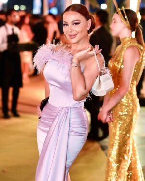 سوزان نجم الدين Instagram - مبروك لكل المكرمين والفائزين في مهرجان الدراما المصرية لعام ٢٠٢٣ ومزيداً من النجاح والتطور والتألق في السنوات القادمة انشاءالله🙏
.
.
.
#سوزان_نجم_الدين #مهرجان_الدراما_المصريه #مصر #سوريا #suzan_najm_aldeen #syria #egypt 
#dress by @aymanlahmouni 
#hairstyle @maherderke 
#photographers @shodshod.official @hyhstudios.egy @mody_aex