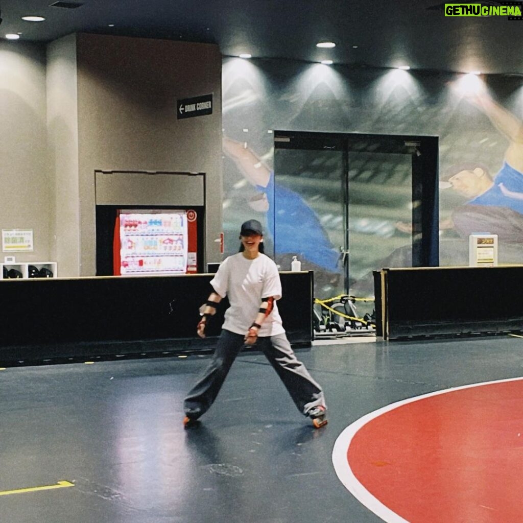 Suzu Yamanouchi Instagram - 人生初スポッチャ ローラースケートは得意なのよー
