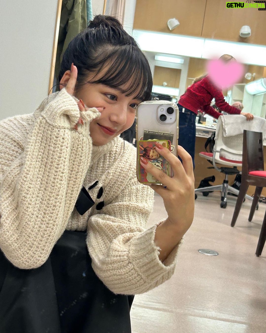 Suzu Yamanouchi Instagram - メイクさんもピースしてくれた✌️