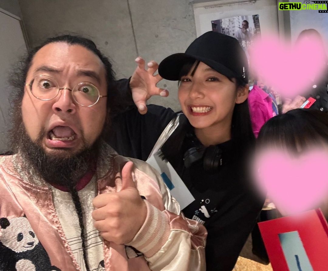 Suzu Yamanouchi Instagram - 昨日、麻王さんが監督をされた映画「窓」を鑑賞。 化学物質過敏症の娘に同情し怒りとなぜ? と言う気持ちが前に出ていたけど最後まで見てなるほど、と。 危ない、私はきっと普段から誰かを救うために誰かを傷つけるような区別をしてしまっている。 意識して過ごしているはずなのに それでもドキッとしました。 区別をつけすぎるのではなくグラデーションを大切にと言う麻王さんの言葉がすごく刺さりました。 こういう気づかせてくれる映画、大好きです。 本当に見てよかった!!