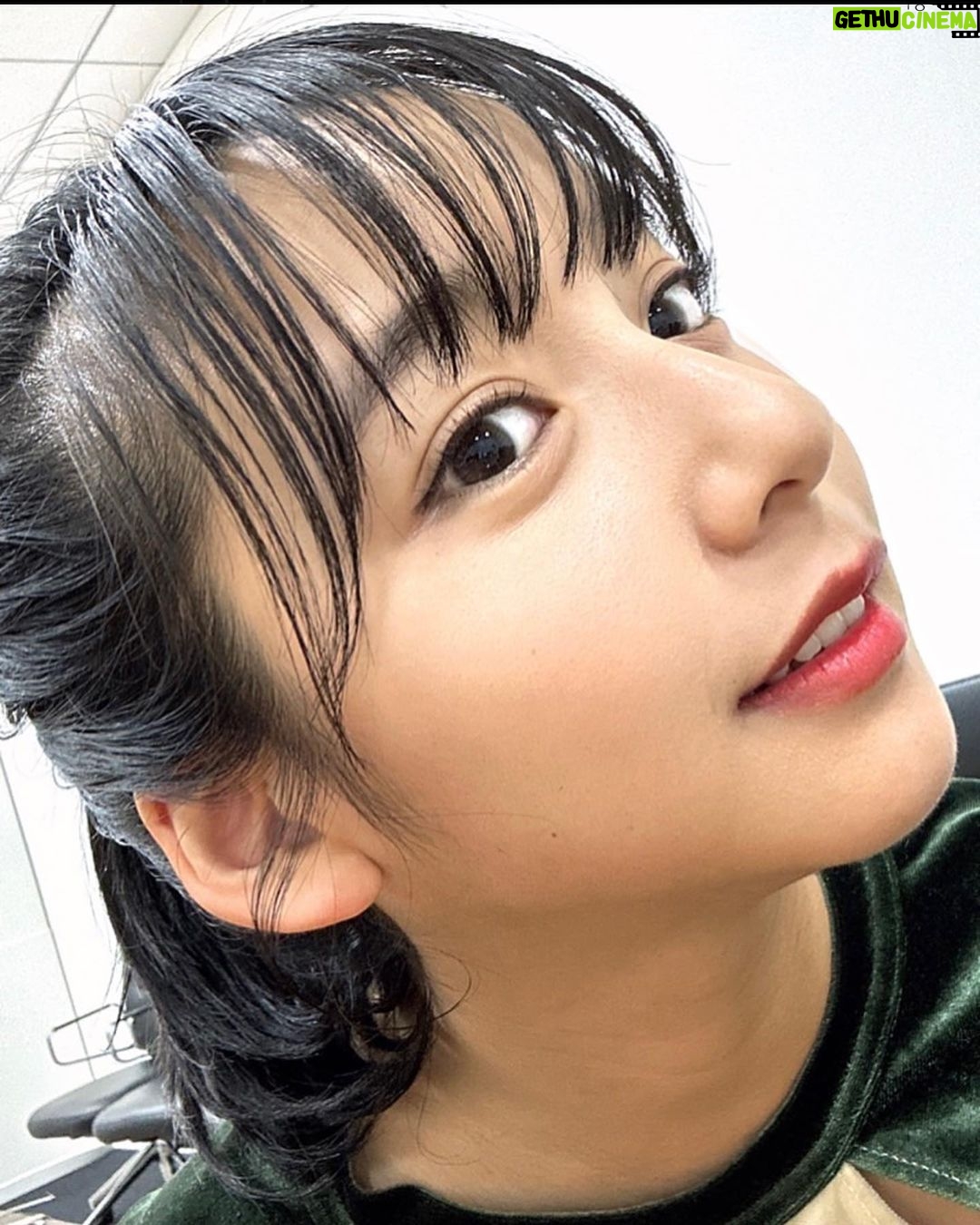 Suzu Yamanouchi - 8.8K Likes - 山之内がイメージモデルをさせていただいているベルミー( @belleme.official )が1周年を迎えました!!!!!!!🫶
ほんとにこの1年毎日つけていたベルミー、まだ試してない人、いないですよね、、?😳
今回改めて5色の山之内的感想述べていきます!!
自分に合う色をぜひ選んでみてね!
ヘーゼルリング
ナチュラルなのに目がクリッとはっきりする個人的イチオシカラー!!!
どんな服装にも合う、というか元々この色だった気さえする。ってくらい馴染む🫶
ティアーブラウン
いっちばんナチュラル!!
なのに目がうるっと輝くからすっぴんでも違和感ないしとにかくおめめちゅるちゅるになります!!
ピーチブラウン
可愛いお洋服だったり雰囲気柔らかくしたいときはこれがいちおし!!!
山之内は黒目まっくろなんやけど、ナチュラルに色素薄く見えてすごく好き
オリーブブラウン
真っ黒お目目でも馴染みやすいオリーブカラー!!
かっこいい服装の時とかはオリーブブラウンつけるとよりオシャレ度あがってすき
ベルブラウン
1番茶色くなる!!
明るい印象になる気がする、夏はカラフルなお洋服着たくなるからよりベルブラウンが映えるなー!
#ベルミー #belleme #カラコン #カラコンレポ #ナチュラルカラコン #pr
―――
※装用時の見え方には個人差があります
※個人の感想です
販売名:SPワンデー H-UVC
承認番号:22900BZX00423000
―――